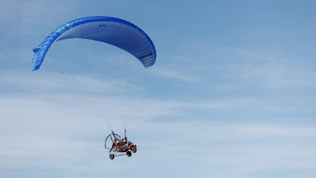 person flying para trike 